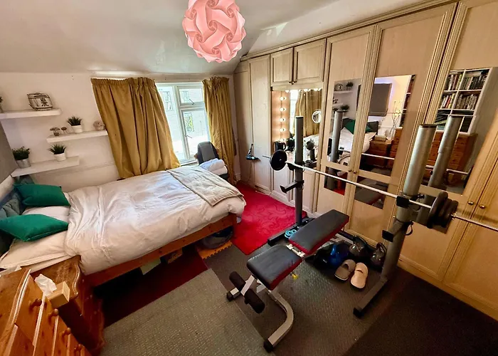 King Double Bedroom In *