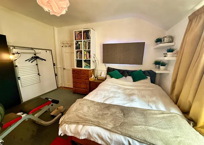 King Double Bedroom In