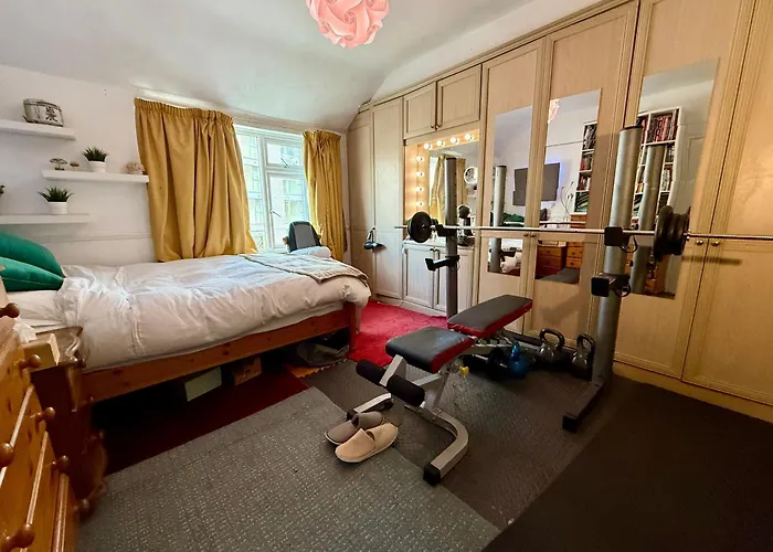 Homestay King Double Bedroom In