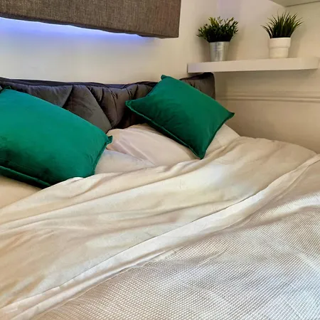 King Double Bedroom In